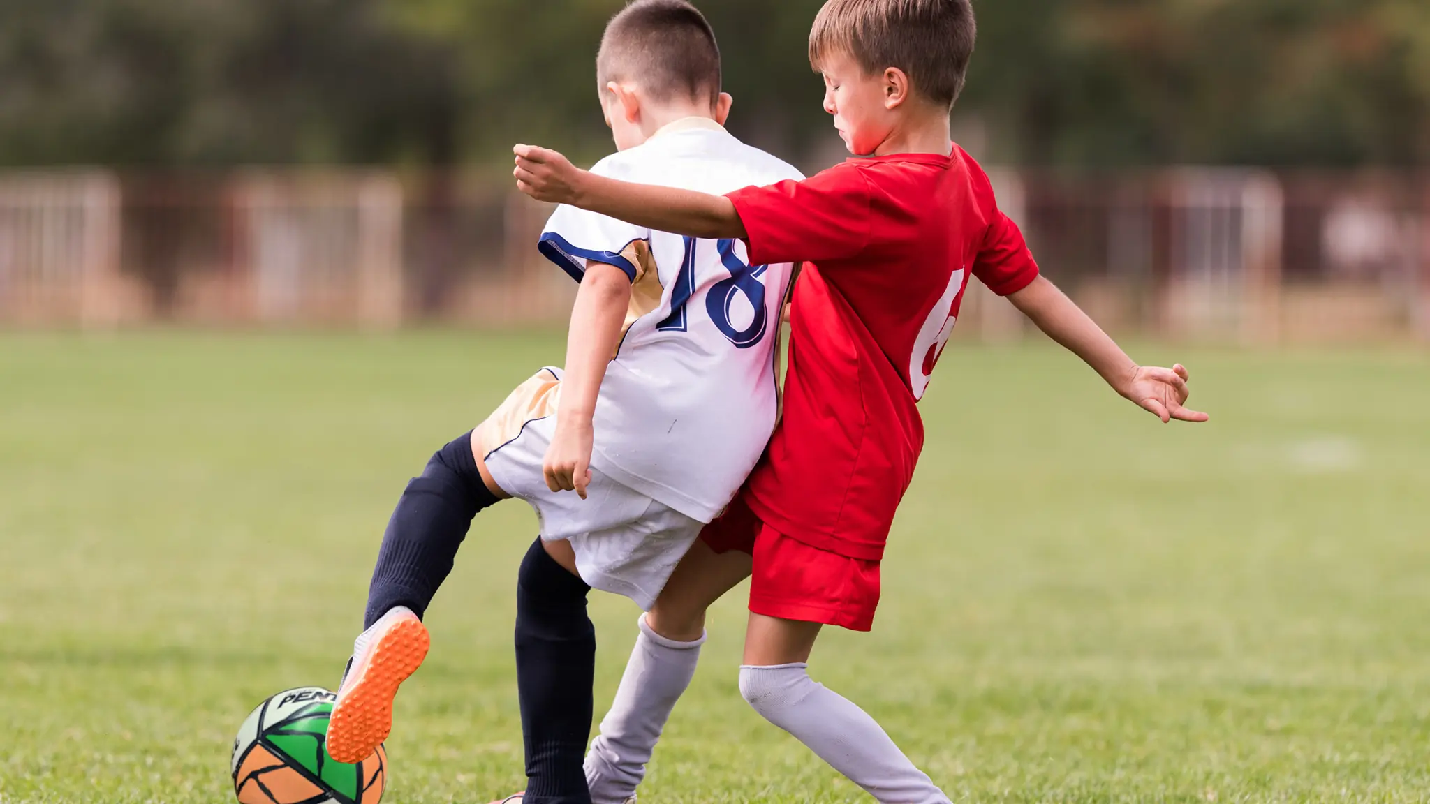 nens jugant a futbol als campus d'estiu del cem maresme