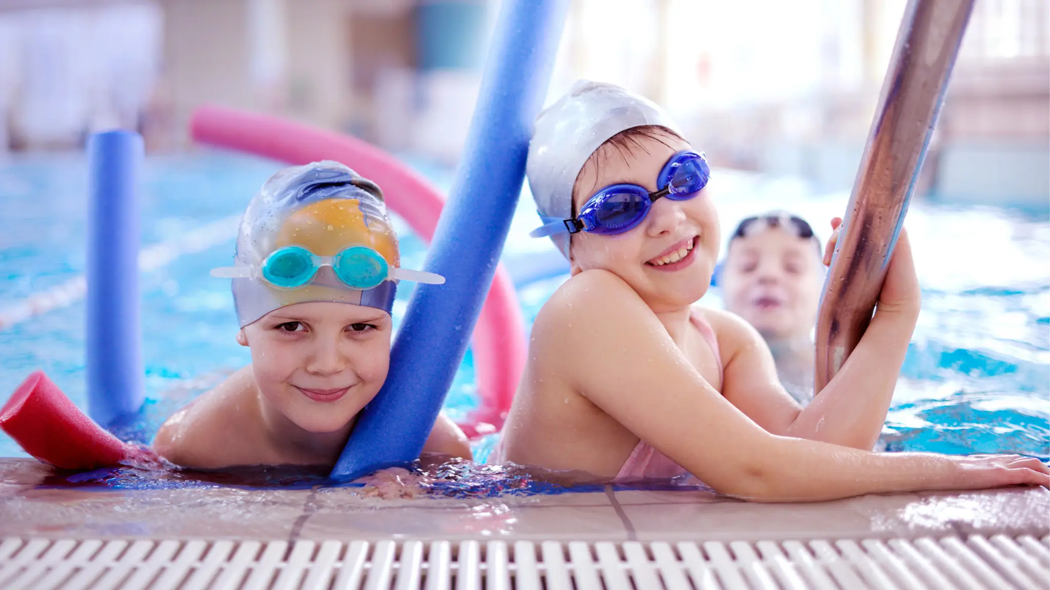 nen i nena a la piscina interior als cursos intensius d'estiu